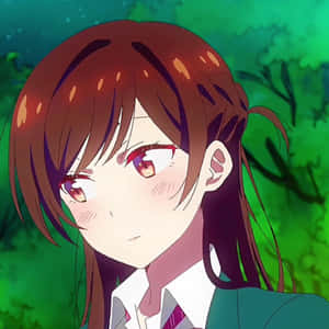擁有棕色頭髮和紅色眼睛的動漫女孩，在綠色森林中臉紅。 — Q版動漫 壁紙