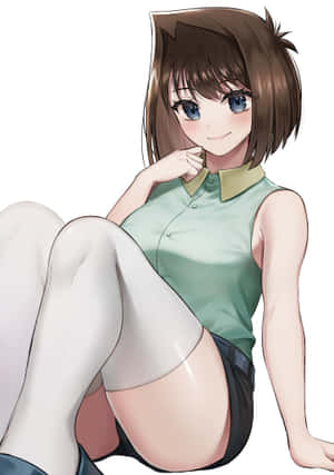 擁有棕色頭髮和藍色眼睛的動漫女孩，穿著綠色上衣和白色大腿襪，盤腿而坐，微笑著。 — iPad Pro M4 壁紙