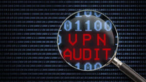放大鏡聚焦於二進制代碼背景上的 VPN AUDIT 文字。 — 設計 壁紙