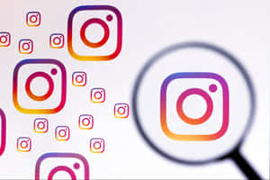 放大鏡突出顯示Instagram標誌，帶有浮動的應用程式圖示。 — Instagram限時動態 壁紙