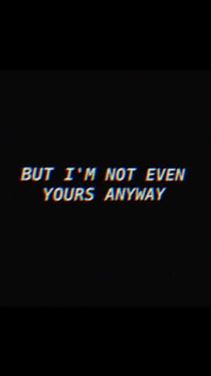 故障文字在黑色背景上顯示「BUT I'M NOT EVEN YOURS ANYWAY」。 — 垃圾美學 壁紙