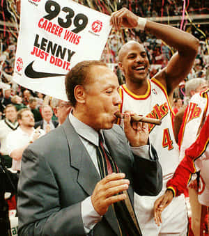 教練Lenny Wilkens享受雪茄，隊友Dominique Wilkins慶祝939場職業生涯勝利。 — 教練 壁紙