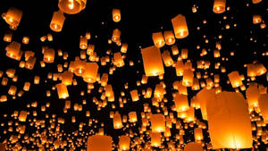 數百個發光的天燈升入黑暗的夜空。 — 美學天空 壁紙