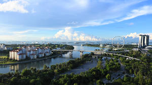 新加坡城市景觀，包括濱海灣金沙和新加坡摩天觀景輪，在明亮藍天下。 — 塔橋 壁紙