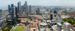 新加坡城市景觀，沿河有現代塔樓和歷史悠久的紅頂建築。