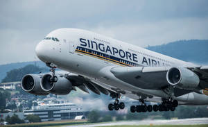 新加坡航空A380飛機從跑道上升，起落架放下。 — 機場 壁紙
