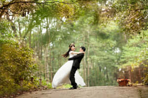 新娘和新郎在森林中跳舞，旁邊有一個野餐籃。 — 婚禮 壁紙