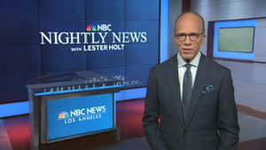 NBC Nightly News主播萊斯特·霍爾特在帶有藍色燈光和玻璃桌的攝影棚中。 — 洛杉磯 壁紙