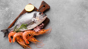 新鮮海鮮，包括魚、蝦和章魚，以檸檬和迷迭香裝飾，放在木板上。 — 海鮮 壁紙