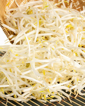 竹蓆上竹籃裡的新鮮豆芽。 — 4:5 壁紙