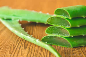 新鮮蘆薈葉片在木質表面上顯示凝膠 — 植物美學 壁紙