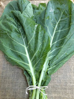 一束新鮮綠色葉菜用繩子綁在粗麻布上。 — 蔬菜 壁紙