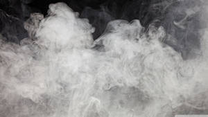 白煙在黑暗背景中翻騰，產生柔和空靈的效果。 — 煙動圖 壁紙