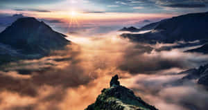 日出於山頂，下方有雲層 — 風景 壁紙