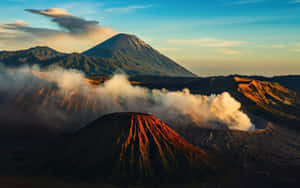 日出時蒸氣升起的火山山脈 — 印尼 壁紙
