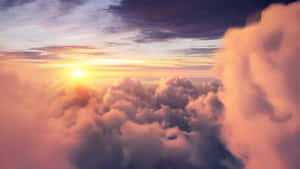 溫暖的粉紅、紫、金色雲海上的日出。 — 美學天空 壁紙