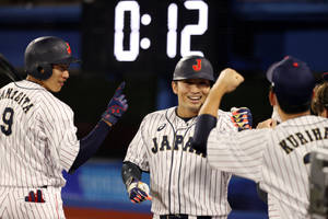 日本棒球運動員在比賽獲勝後擊掌。 — 運動 壁紙