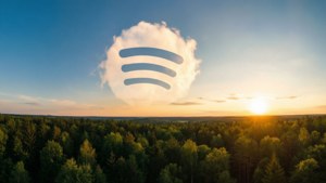 日落時分森林上方雲朵中的 Spotify 標誌。 — Spotify 壁紙