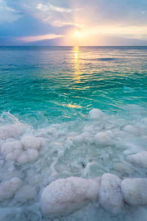日落於鹽結晶海灘，碧綠波浪 — 日落 壁紙
