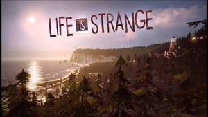 日落時分的沿海小鎮，松樹和遊戲標題 Life is Strange。 — 奇妙人生 壁紙