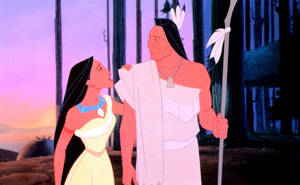 兩個動畫角色在日落時分的森林中擁抱。 — Pocahontas 壁紙