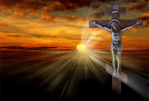以戲劇性日落天空為背景，耶穌被釘在十字架上的 crucifixion 場景。 — 耶穌被釘十字架 壁紙