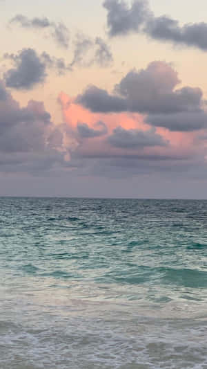 日落時分的海浪，天空中有粉紅色和灰色的雲彩。 — 海洋 壁紙