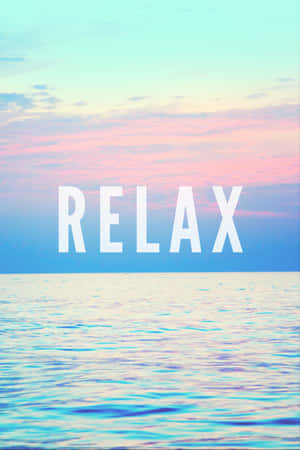 日落時分平靜的海洋，粉彩天空和粗體白色文字寫著relax。 — 海灘 iPhone 壁紙
