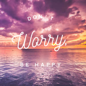 寧靜海洋日落配上勵志文字 don't worry be happy — 1:1 壁紙