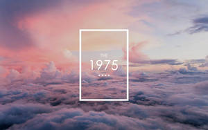 日落時的粉紅色和紫色雲層，帶有白色文字框架，寫著「THE 1975」 — 美學雲朵 壁紙