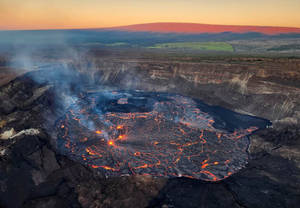 日落時火山口，發光熔岩和煙霧 — 煙動圖 壁紙