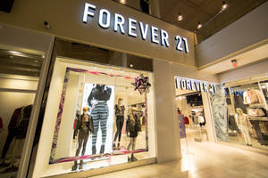 購物中心內的Forever 21服裝店，櫥窗展示人體模型。 — 永遠21 壁紙