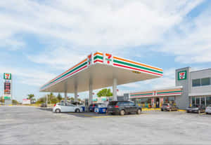 7 eleven加油站，汽車在陽光明媚的日子停放在條紋遮陽篷下。 — 加油站 壁紙