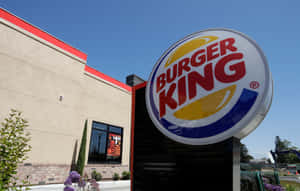 陽光明媚的日子裡，Burger King餐廳招牌和建築。 — 漢堡王 壁紙