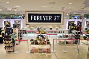 Forever 21零售店，設有衣架和產品展示。