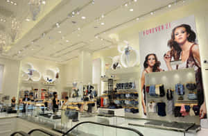 Forever 21服裝店，配有白色裝飾和大型時尚海報。 — 永遠21 壁紙