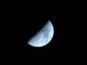 彎月與可見的隕石坑，背景是繁星點點的夜空 — 月亮與星星 壁紙