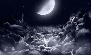 彎月在繁星點點的夜空中，照耀在紋理豐富的雲層之上。 — 月落 壁紙