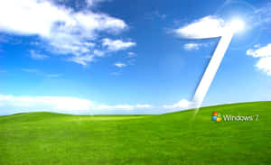 藍天下起伏的綠色山丘，有一個巨大的白色數字七和Windows 7標誌。 — 深色窗戶 壁紙