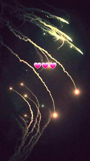煙火劃過夜空，帶有發光的粉紅色愛心表情符號。 — 美學愛心 壁紙