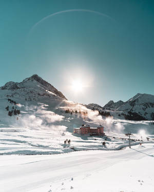 積雪的山區度假村，滑雪者和滑雪纜車在明亮的陽光下。 — 奧地利 壁紙