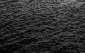 單色調帶顆粒風暴感的深色紋理海浪。 — 2560x1600 壁紙