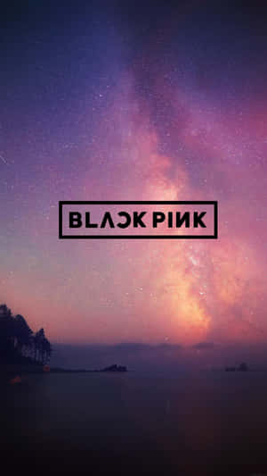 星光照耀的紫色和粉紅色夜空，BLACK PINK文字位於黑暗沿海場景上方。 — BLACKPINK 壁紙