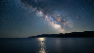 夜晚的海洋，銀河與星辰倒映在水面上。 — 海洋 壁紙