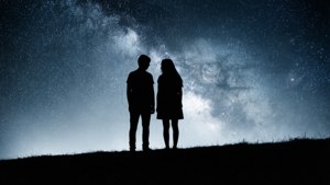 兩個人在星空下一起站立，觀賞銀河。 — 雙子座 壁紙