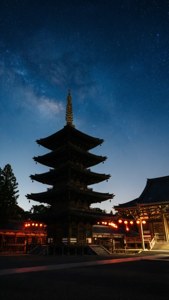 東寺的佛塔在夜空下與滿天星斗相伴 壁紙