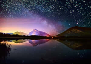 星空之夜，銀河倒映在山中湖 — 暮光 壁紙