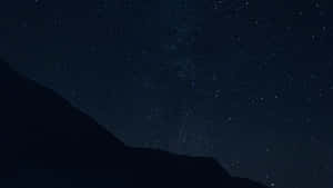黑暗山脈剪影在星空夜空下，銀河可見。 — 黑夜 壁紙