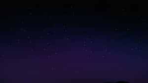 星空夜空，遠山暗影之上帶有紫色漸變 — 午夜 壁紙