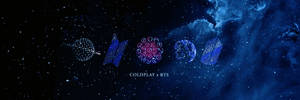宇宙空間中的 Coldplay x BTS 標誌，帶有發光的幾何形狀和星場。 — 推特 壁紙